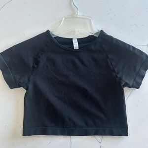 Lulu lemon cropped fitted shirt sleeved top with mesh design at sides.